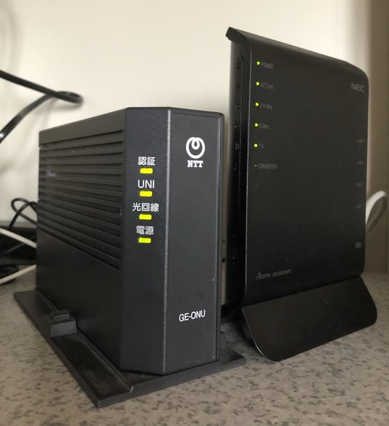 ONUとレンタルルータを接続した様子